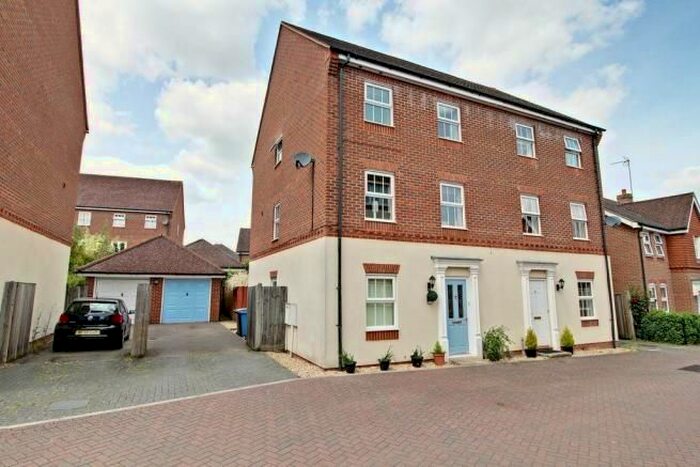 4 Bedroom Semi-Detached House To Rent In Watlington, Hook, RG27