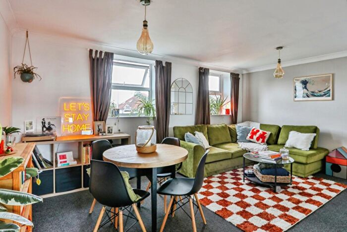 2 Bedroom Flat For Sale In Ringwood Road, Poole, Dorset, BH12