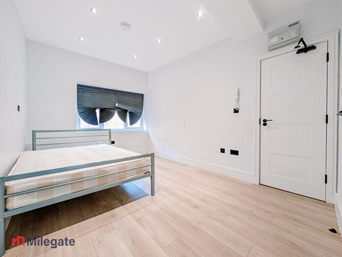 2 Bedroom Flat To Rent In Manor Lane, Sutton, SM1