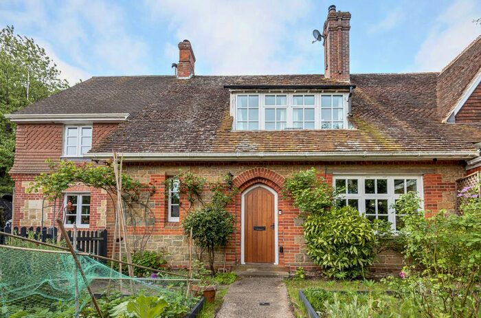 3 Bedroom Semi-Detached House For Sale In School Lane, Midhurst, GU29