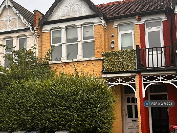 2 Bedroom Flat To Rent In Squires Lane, London, N3