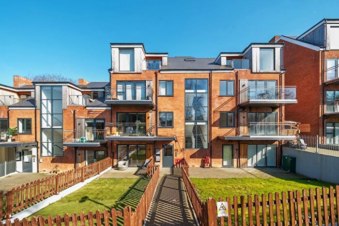 2 Bedroom Flat To Rent In Steeplands, Bushey, WD23