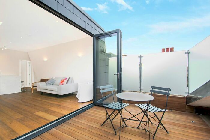 2 Bedroom Flat To Rent In Replingham Road, Southfields, London, SW18