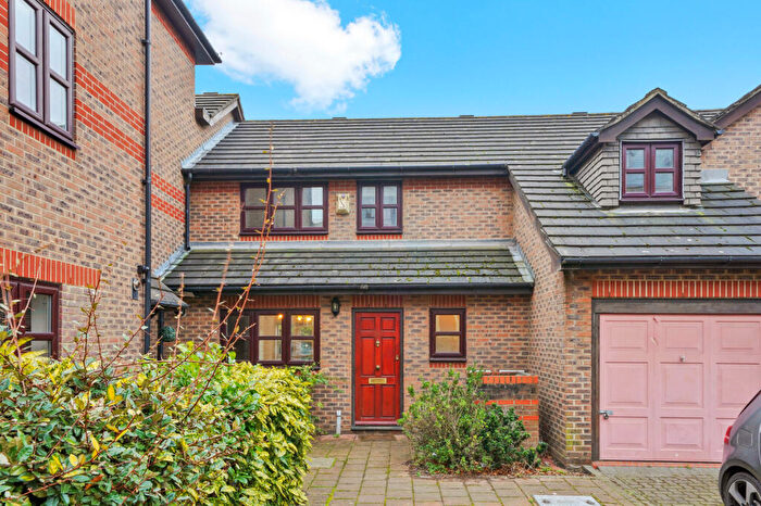 3 Bedroom House To Rent In Bartlett Close, London, E14