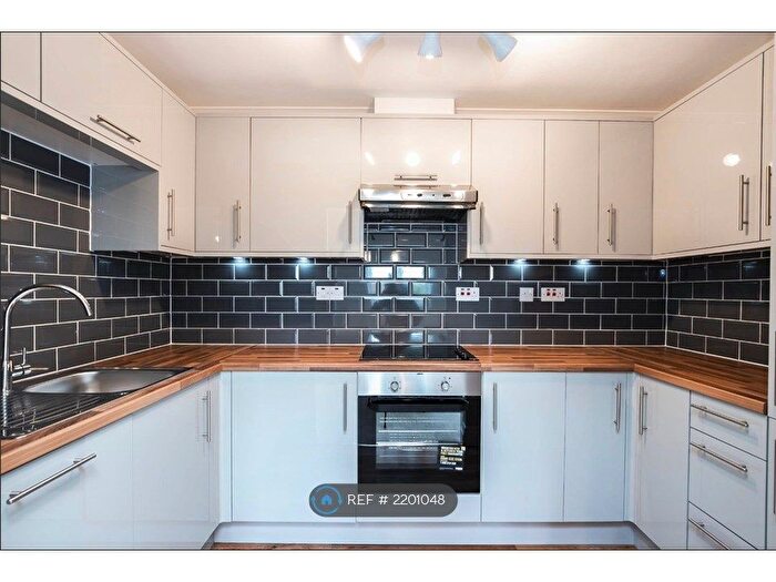 2 Bedroom Flat To Rent In Carlton House, Loughton, IG10