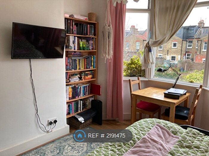 Studio To Rent In Turnpike Lane, London, N22