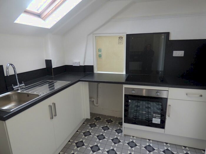 1 Bedroom Flat To Rent In Queen Street, Newton Abbot, TQ12
