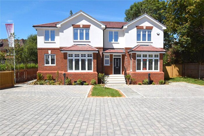 3 Bedroom Semi Detached House For Sale In Beverley Close, Weybridge, KT13