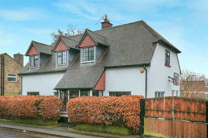 4 Bedroom Detached House To Rent In Breadcroft Lane, Harpenden, AL5