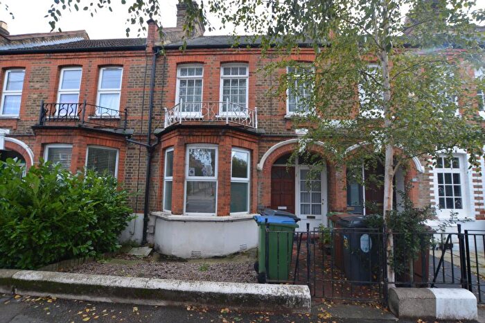 2 Bedroom Flat To Rent In Winns Avenue, E17