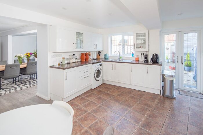 5 Bedroom Detached House For Sale In Hambleside, Bicester, OX26