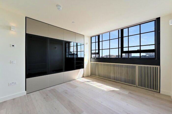 Studio To Rent In Yule Close, St. Albans, Hertfordshire, AL2