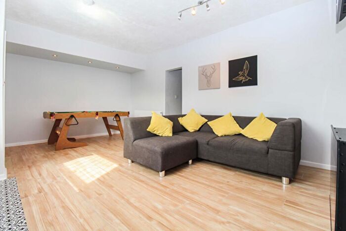 1 Bedroom Flat To Rent In Kings Road, Hyde Park, Leeds, LS6