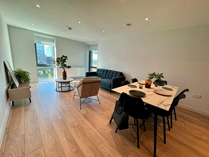 3 Bedroom Apartment To Rent In Solasta Riverside, Clyde Place, Glasgow, G5