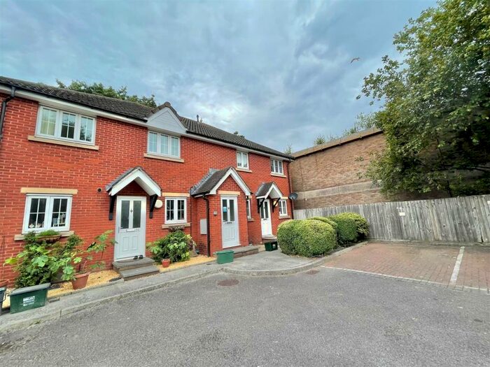 2 Bedroom Apartment To Rent In Chapel Orchard, Yate, BS37