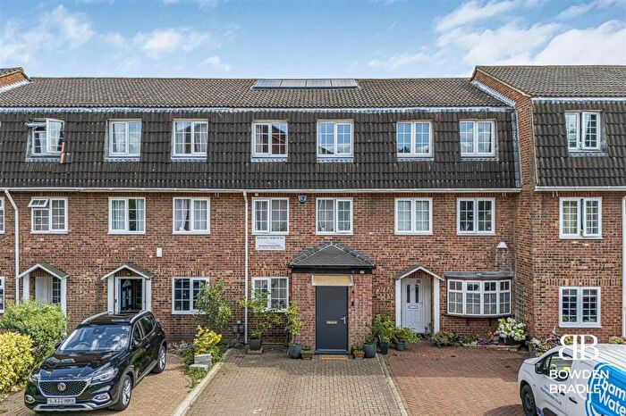 4 Bedroom House For Sale In Regency Close, Chigwell, IG7