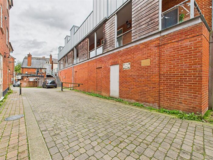 2 Bedroom Flat To Rent In Exchange Yard, Bucklersbury, Hitchin, SG5