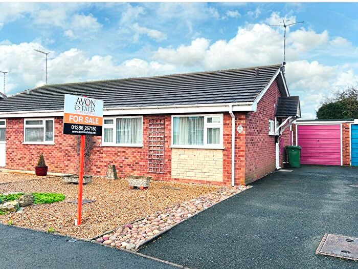 2 Bedroom Semi-Detached Bungalow For Sale In Lingfield Road, Evesham, WR11