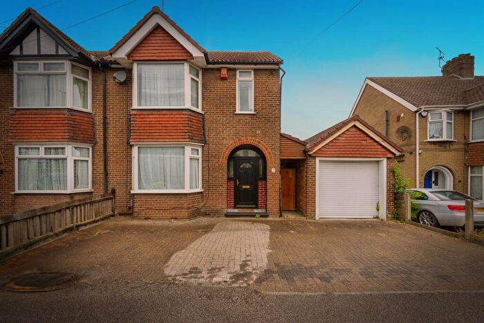 3 Bedroom Semi-Detached House For Sale In Houghton Road, Dunstable, LU5