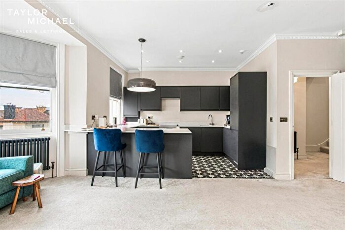 3 Bedroom Flat To Rent In St. Aubyns, Hove, BN3