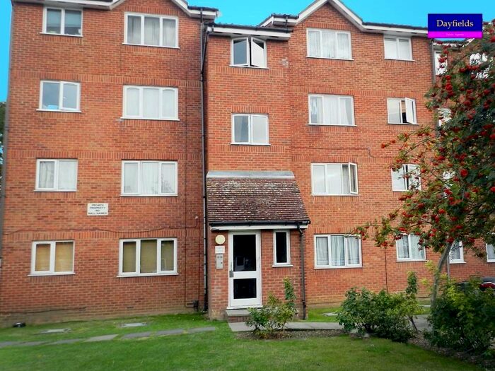 Flat To Rent In Linnet Close, London, N9