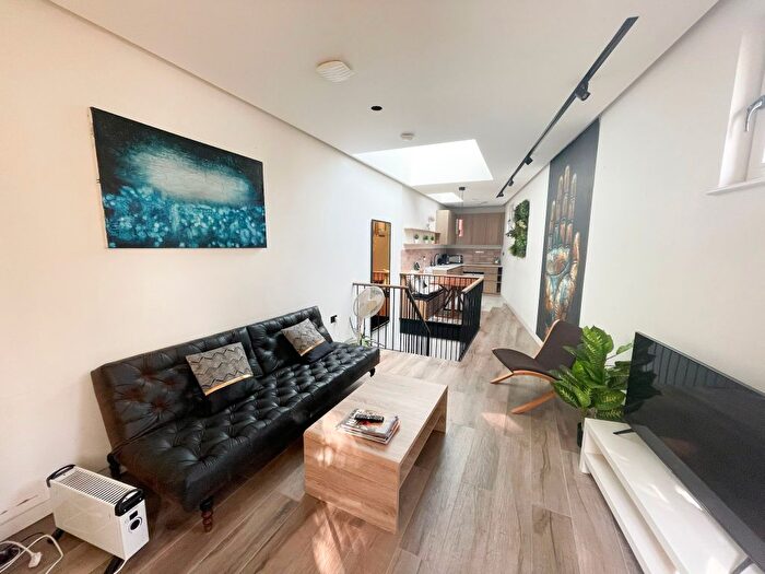 1 Bedroom Mews To Rent In Lexham Gardens Mews, W8