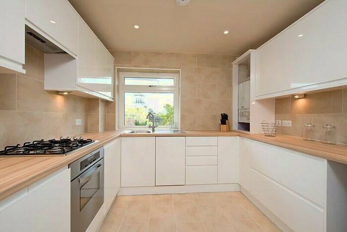 2 Bedroom Flat To Rent In St Anthony`s Court, Nightingale Lane, London, SW12