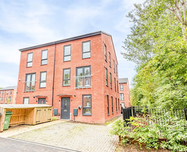 2 Bedroom Town House To Rent In Copper Beech Court, Leeds, LS16