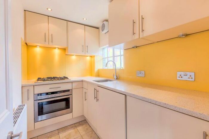 2 Bedroom Flat To Rent In Castlebar Road, Ealing Broadway, London, W5
