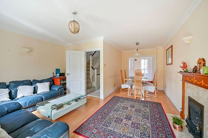 4 Bedroom Property For Sale In Samuel Gray Gardens, North Kingston, Kingston Upon Thames, KT2