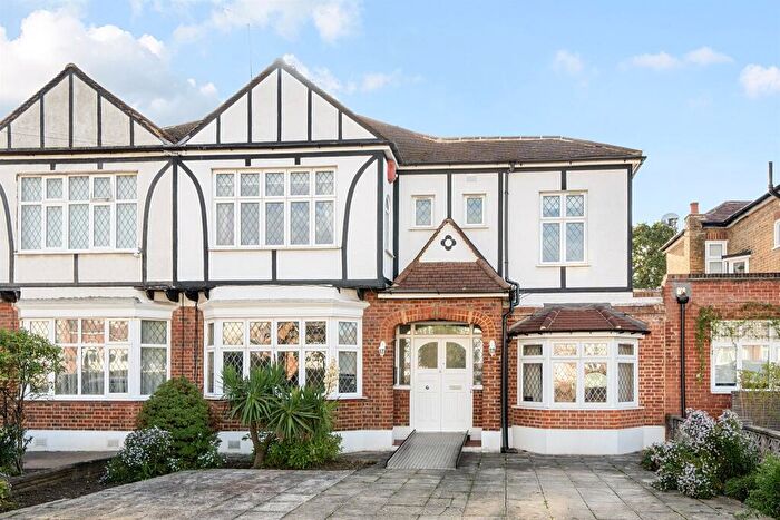 4 Bedroom Semi-Detached House For Sale In Ventnor Drive, London, N20