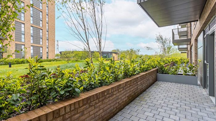 2 Bedroom Flat For Sale In Longwater Avenue, Reading, RG2