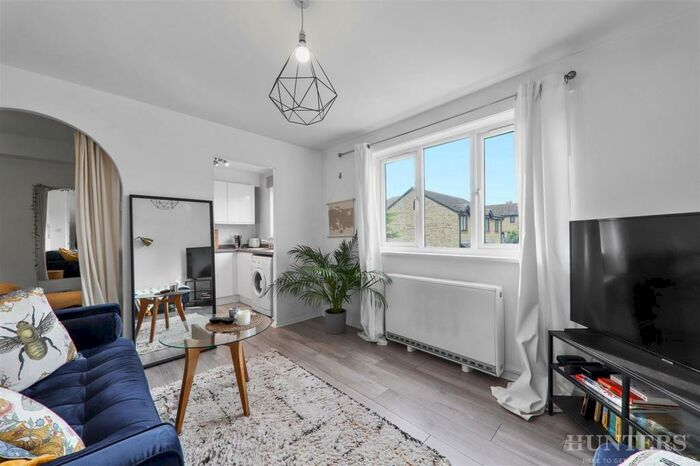 Studio To Rent In Green Pond Close, London, E17