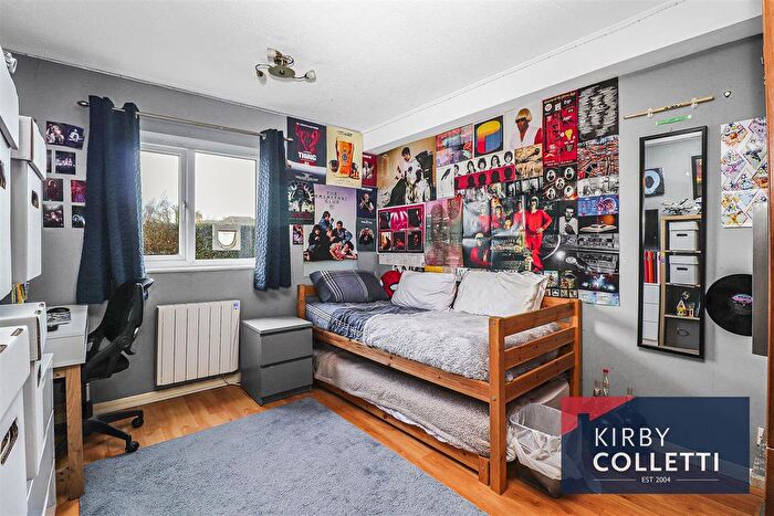 2 Bedroom Flat For Sale In Hertford Road, Hoddesdon, EN11