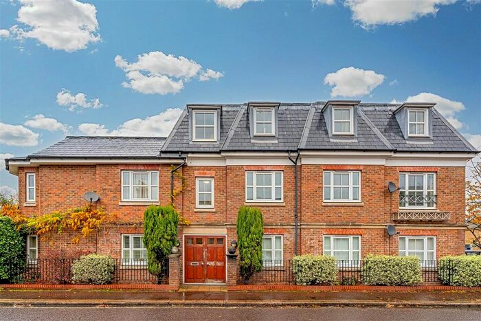 2 Bedroom Flat To Rent In Station Road, Hampton, TW12