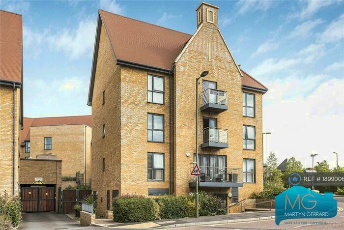 2 Bedroom Flat To Rent In Arrandene House, London, NW7