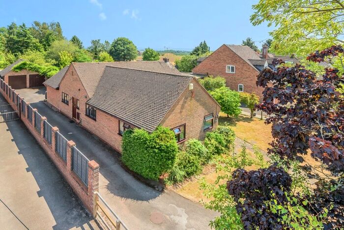 4 Bedroom Bungalow For Sale In Field Barn Lane, Cropthorne, Worcestershire, WR10