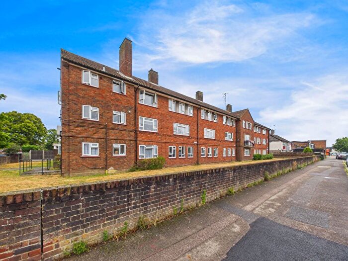 3 Bedroom Flat To Rent In Convent Road, Ashford, Surrey, TW15