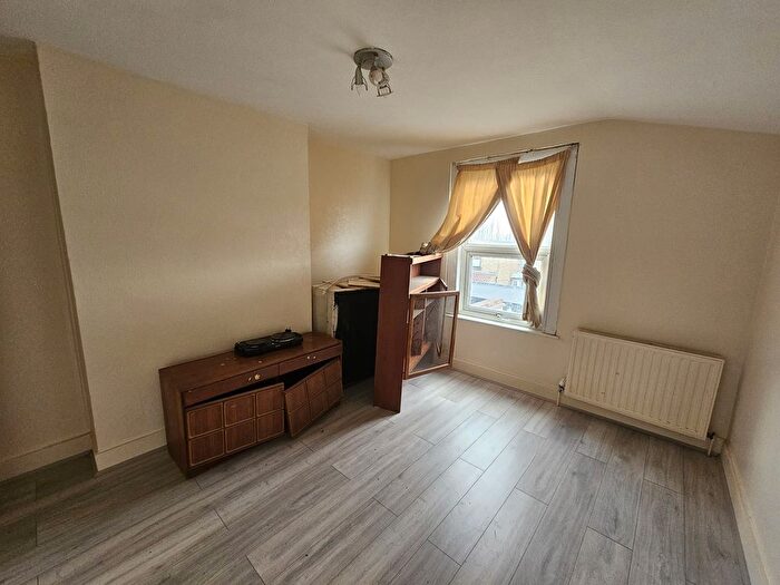 2 Bedroom Flat To Rent In De Vere Gardens, Ilford, IG1