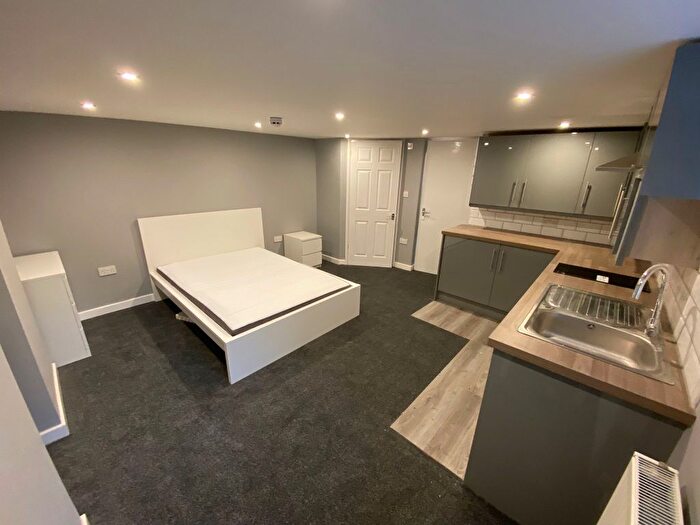 1 Bedroom Terraced House To Rent In Leeds Road, Dewsbury, WF12