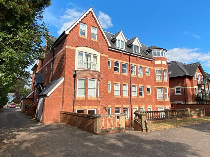 2 Bedroom Flat For Sale In Guys Cliffe Avenue, Chestnut Court, CV32