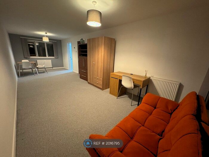 2 Bedroom Flat To Rent In Bow Road, London, E3