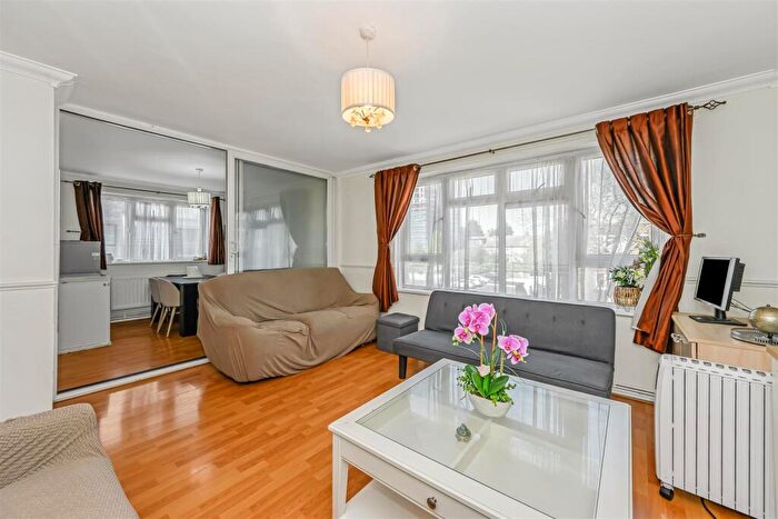 3 Bedroom Apartment For Sale In Radbourne Crescent, Walthamstow, E17