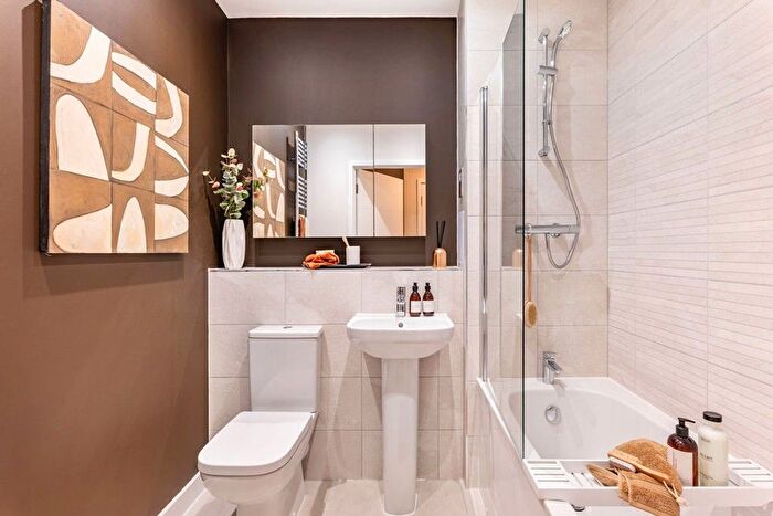 1 Bedroom Flat For Sale In High Street, Brentford, TW8