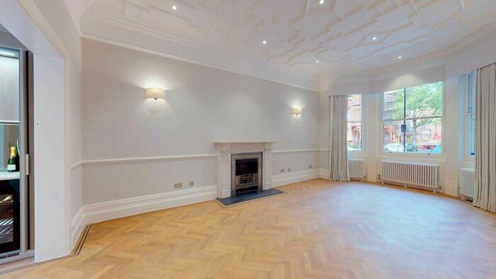 3 Bedroom Flat To Rent In Sloane Gardens, Chelsea, SW1W