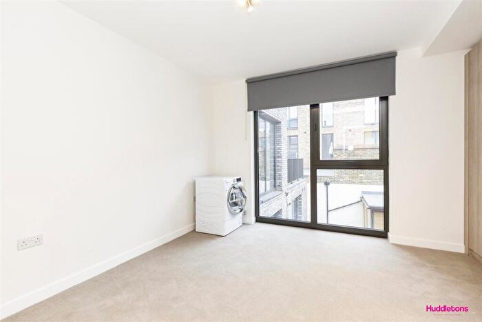 2 Bedroom Flat To Rent In Green Lanes, London, N8