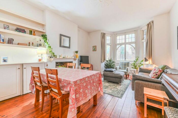 2 Bedroom Flat To Rent In Clapham Common, Clapham Common Westside, London, SW4