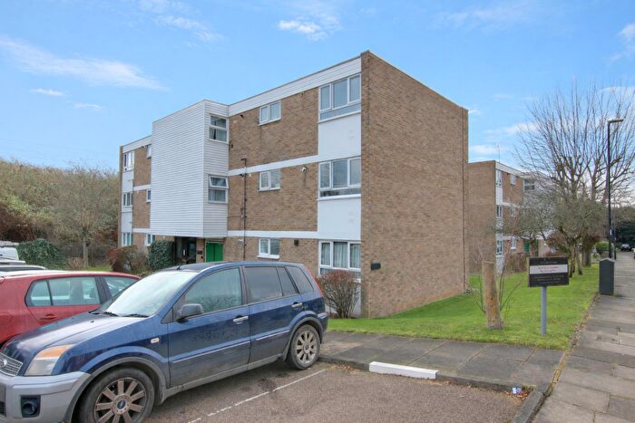 2 Bedroom Flat For Sale In Merridene, London, N21