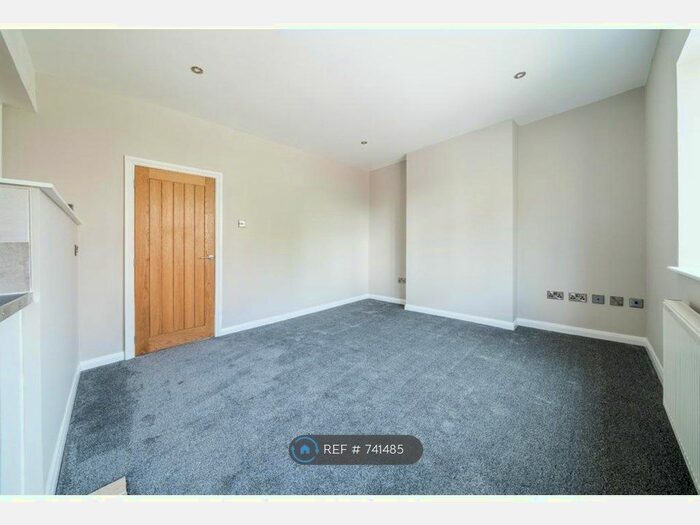 1 Bedroom Flat To Rent In First Floor, Sheffield, S8
