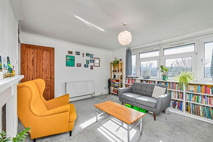 2 Bedroom Flat For Sale In St Ann's Hill, Wandsworth, London, SW18